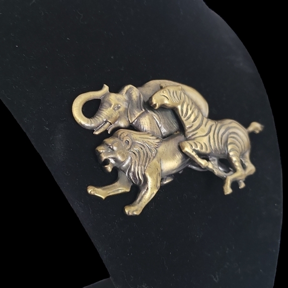 Vintage 80s/90s Lady Remingto Brass/Gold-Tone Metal Safari Brooch - Picture 2 of 6